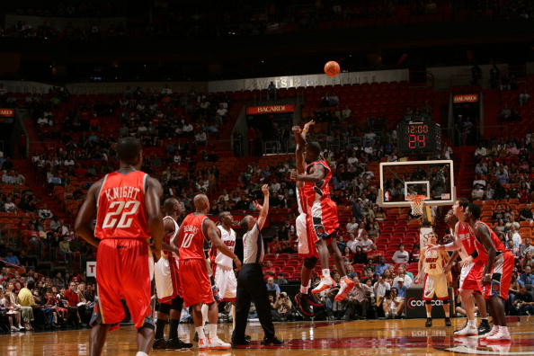 防守端则依 防守端则依