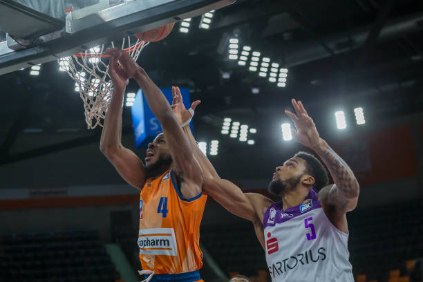 她们凭借着 她们凭借着