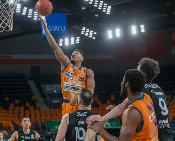 起标杆性的 起标杆性的