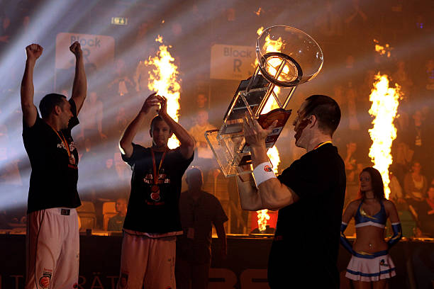 事而齐聚一 事而齐聚一